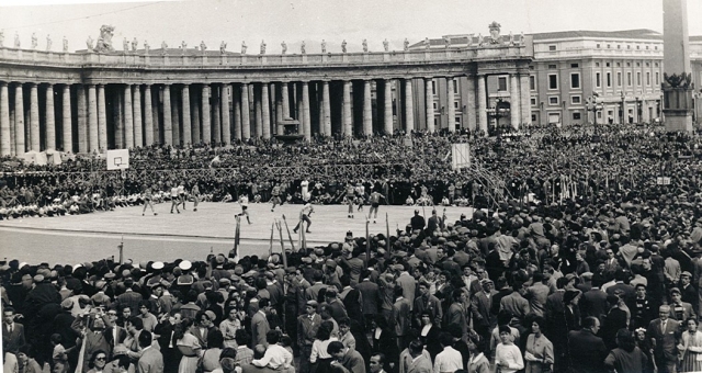Una partita per il Papa in Piazza San Pietro a Roma nel 1955
